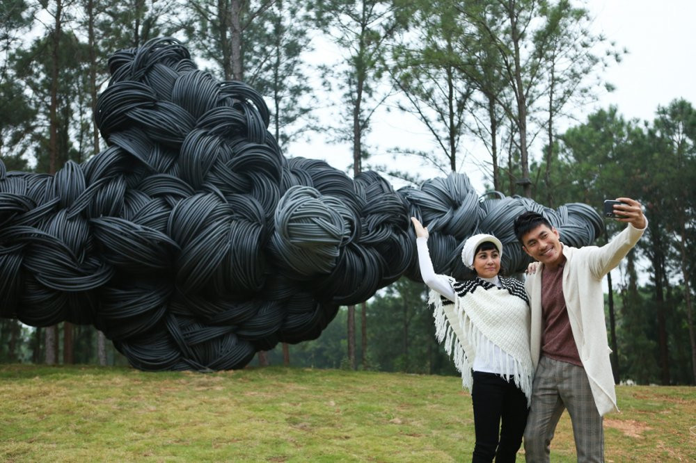 03 KIEU MINH TUAN GIOI THIEU CHO CAT PHUONG NHUNG TAC PHAM TRIEN LAM NGHE THUAT NGOAI TROI TAI KHU RESORT TAI VINH PHUC (3) 11