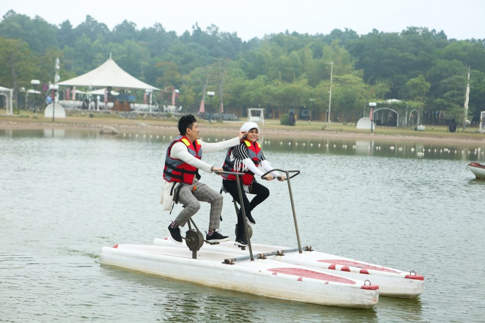 05 KIEU MINH TUAN & CAT PHUONG DAP XE DAP TREN NUOC TREN HO DAI LAI (1) 3