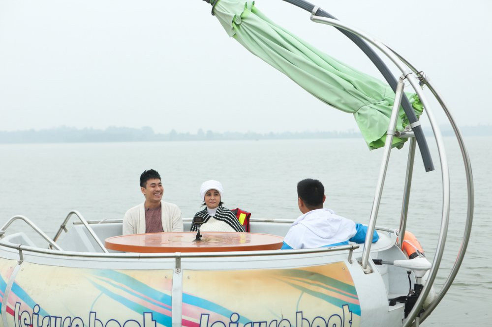 05 KIEU MINH TUAN & CAT PHUONG NGHI NGOI VA THUONG THUC KHONG KHI TRONG LANH HO DAI LAI (1) 5