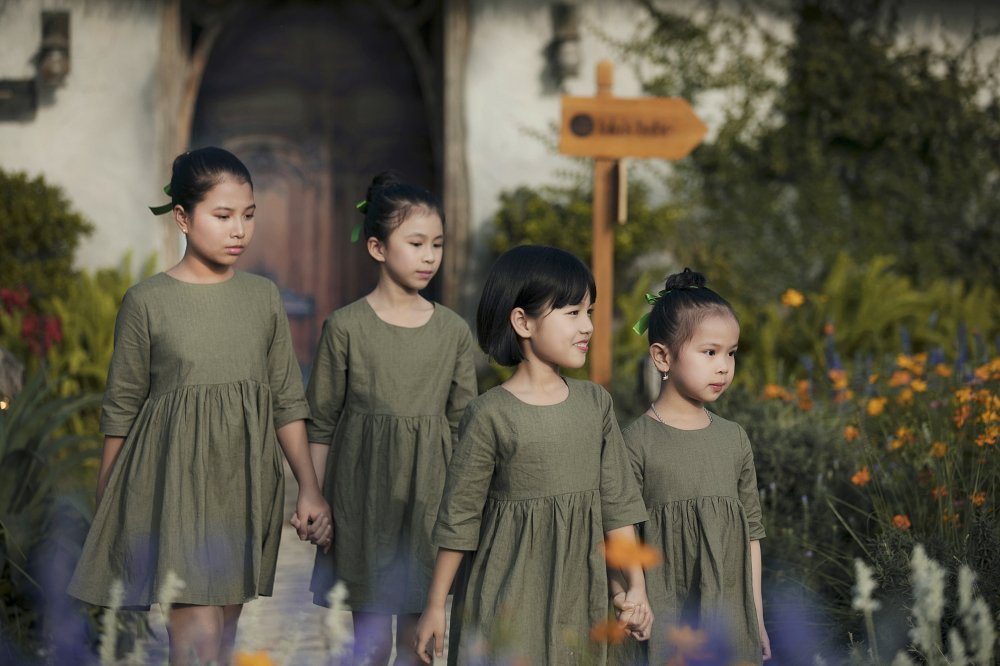 Mau nhi hon nhien trong trang phuc cua Lalababes 4 - Photo by Kieng Can 5