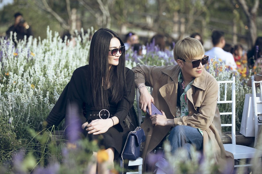 Nguoi mau Trang Nguyen va Stylist Le Minh Ngoc den tham du VJFW (2) 8