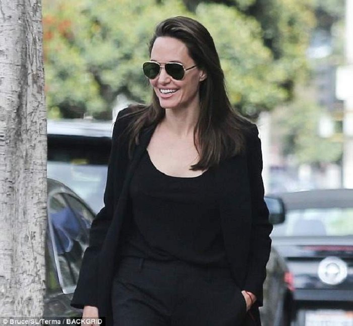 4c287c9100000578-5722637-alittleblingaccessorieswerelimitedtoapairofclassicgol-a-11526214314292-15262225644161566147378-0218553 8