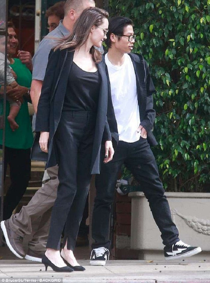 4c288f5800000578-5722637-image-m-801526178617535-15262226739981039691541-0218541 12