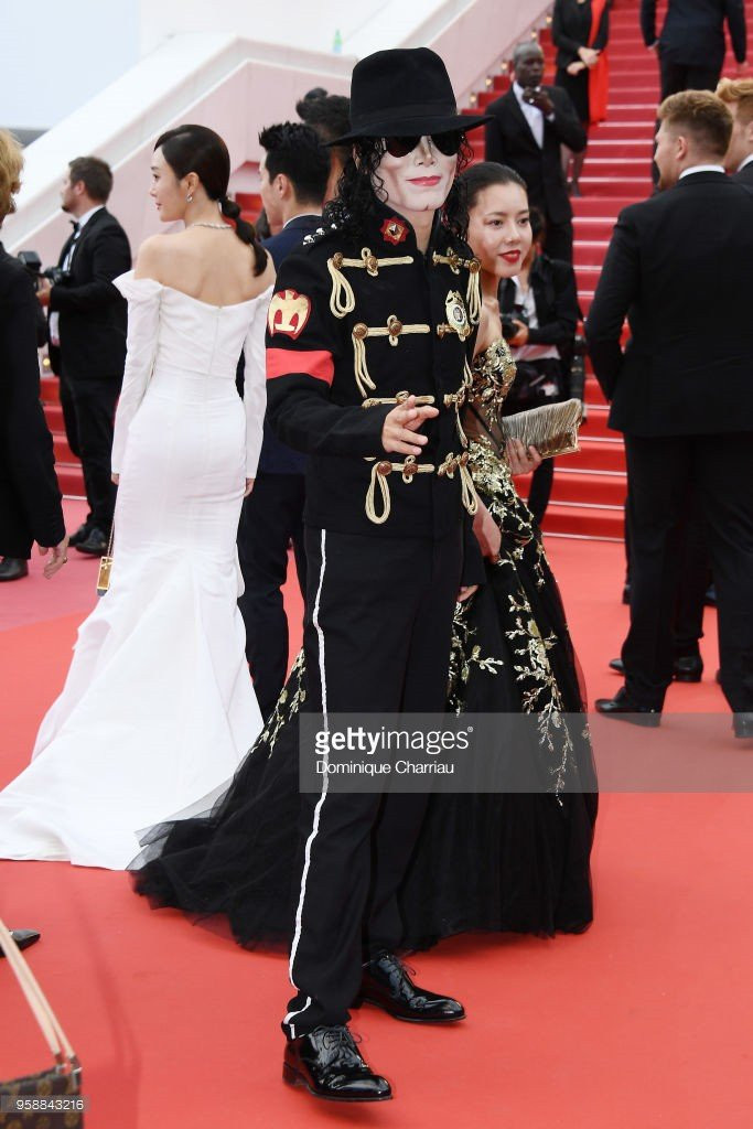 Thảm đỏ Cannes: Sao vô danh cosplay Michael Jackson, Jessica Jung ngốt ngát bên dàn siêu mẫu hạng A hở bạo - Ảnh 2.