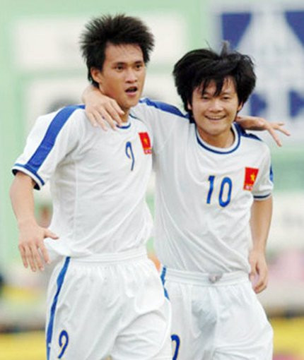 Năm 2003, Công Vinh (trái) được thi đấu ở đội hình chính thức của tuyển Sông Lam Nghệ An. Sau đó, anh được huấn luyện viên Alfred Riedl triệu tập bổ sung anh vào đội U23 Việt Nam tham dự SEA Games 22. Ở thời điểm ấy, anh vẫn bị đánh giá thấp hơn đồng hương Văn Quyến (phải). 