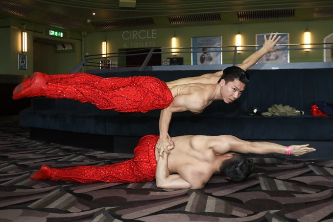 Trước khi lên sân khấu, anh em họ Giang tập luyện miệt mài để có phần thi nhuần nhuyễn nhất. Quốc Nghiệp dù từng bị chấn thương, vẹo đốt sống cổ, được bác sĩ khuyên không nên diễn màn chồng đầu nữa nhưng anh vẫn quyết định thi tiếp cùng anh trai.