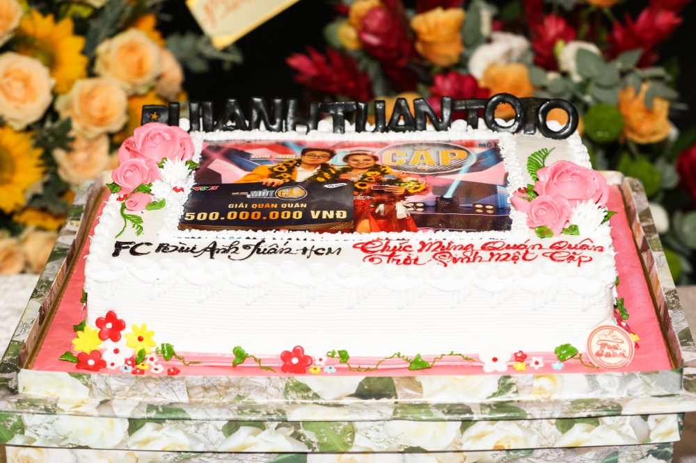 00 FC BUI ANH TUAN GUI TANG BANH KEM CHUC MUNG BUI ANH TUAN & TO TO