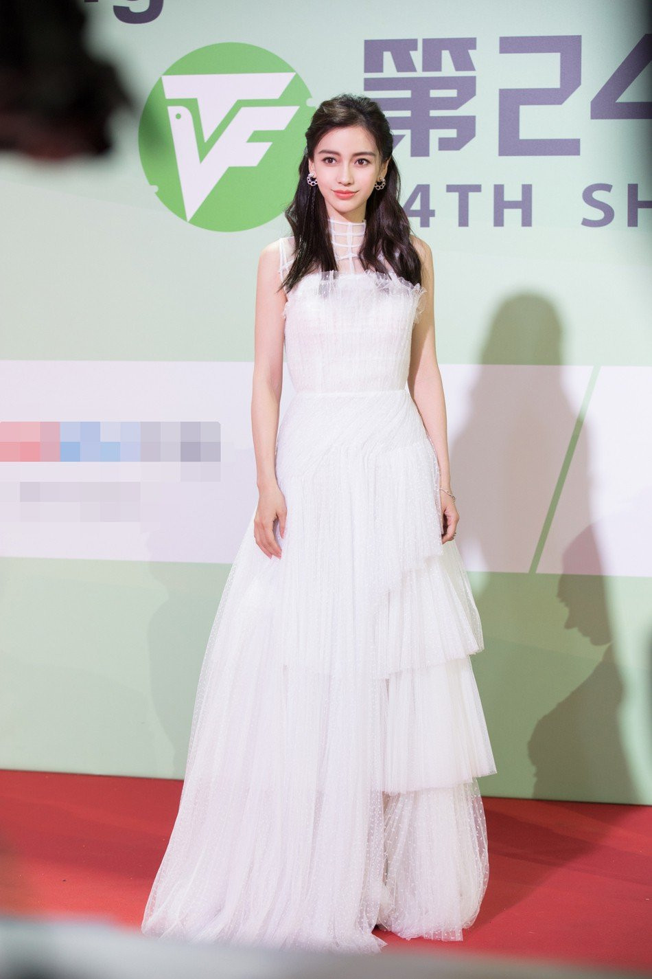 Chạy sô 2 thảm đỏ trong 1 tối, Angela Baby biến từ mỹ nhân sexy đến nàng công chúa thanh tú - Ảnh 7.