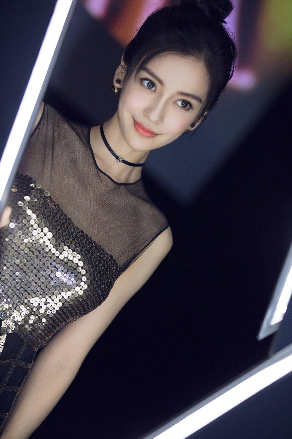 Chạy sô 2 thảm đỏ trong 1 tối, Angela Baby biến từ mỹ nhân sexy đến nàng công chúa thanh tú - Ảnh 1.