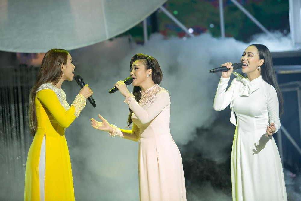 4. Phan thi hat voi Acoustic (1) 5