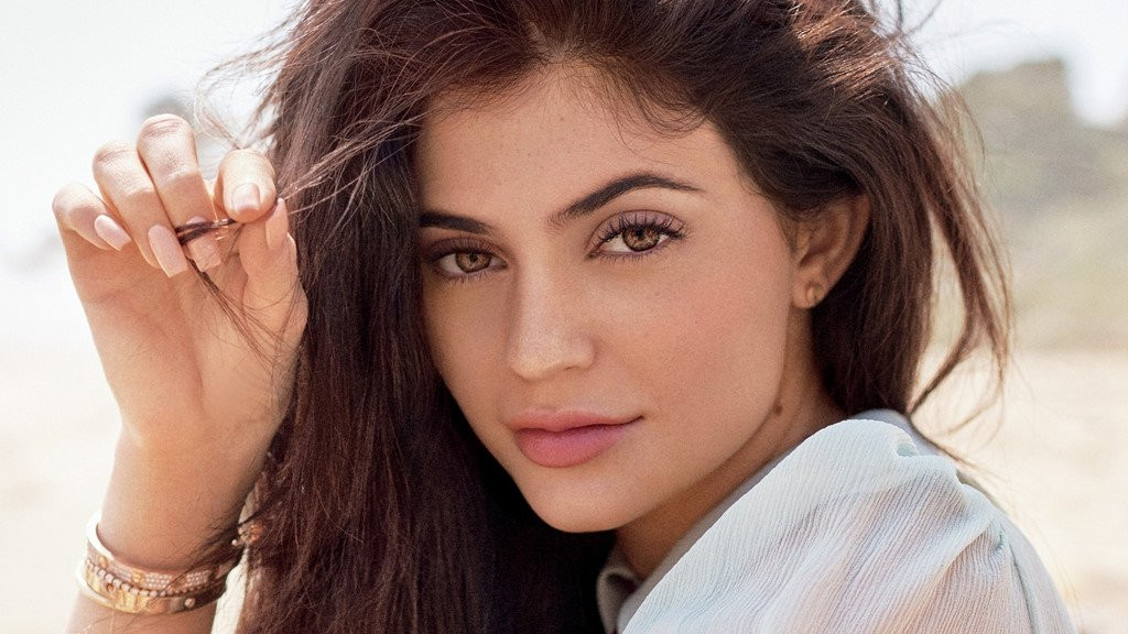 Kylie Jenner kiem 900 trieu USD tu my pham binh dan than toc the nao? hinh anh 2