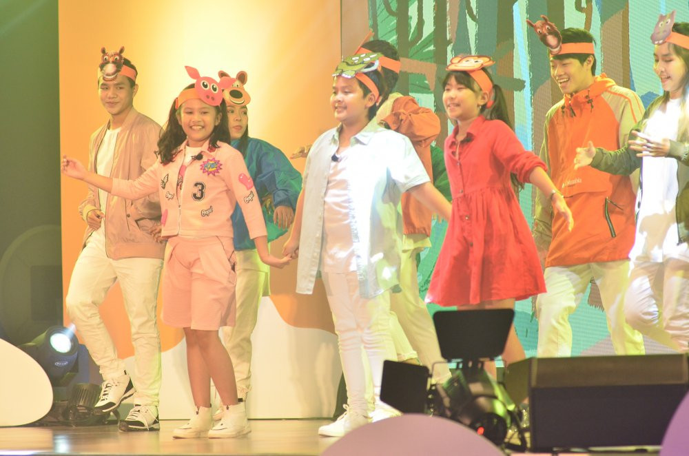 Ca si nhi Thuy Binh bieu dien bai Bubu Chacha voi cac ban 4