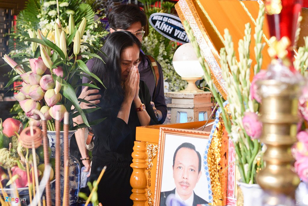 Con trai NSUT Thanh Hoang oa khoc khi ve nuoc chiu tang cha hinh anh 11