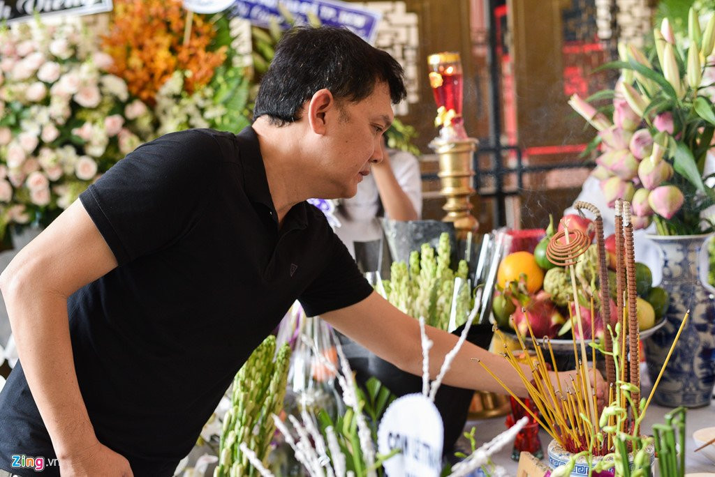 Con trai NSUT Thanh Hoang oa khoc khi ve nuoc chiu tang cha hinh anh 9