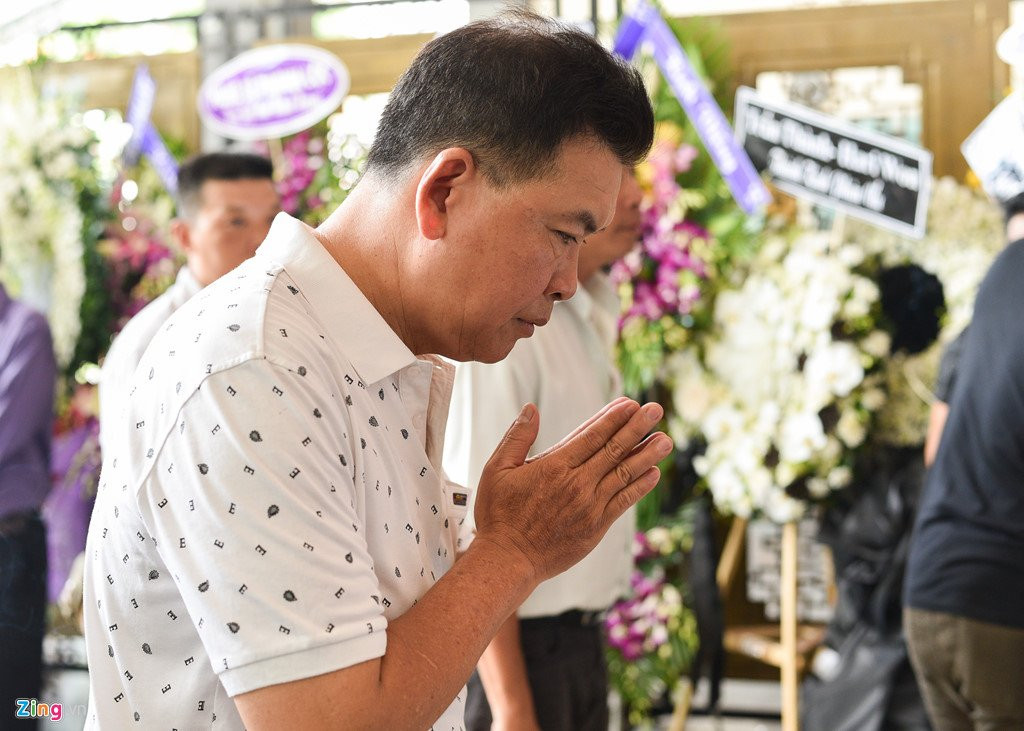 Con trai NSUT Thanh Hoang oa khoc khi ve nuoc chiu tang cha hinh anh 10