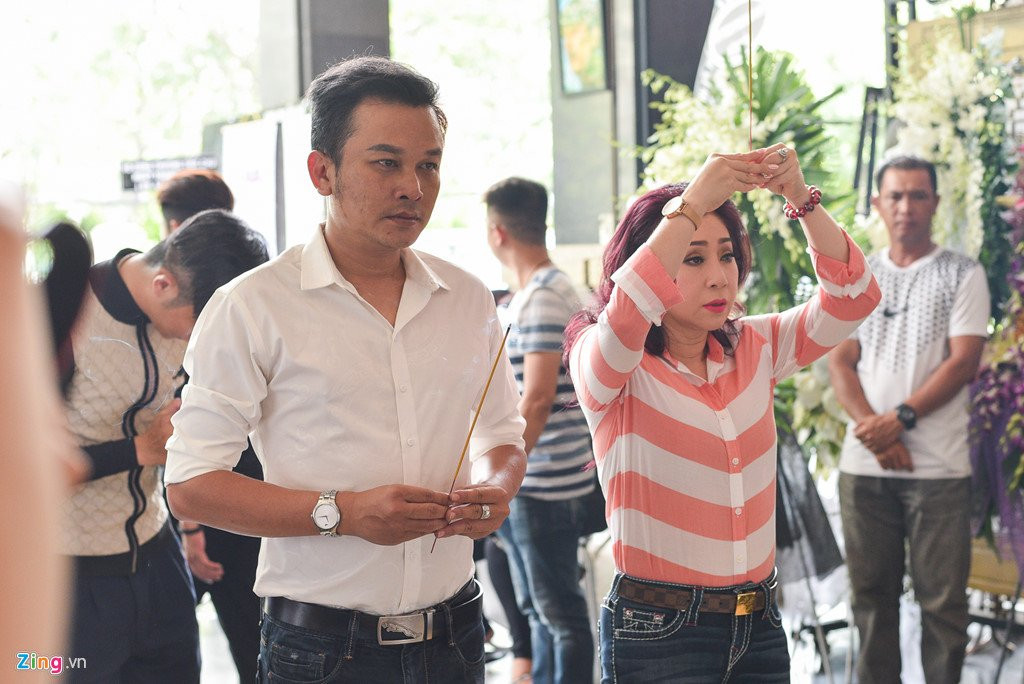 Con trai NSUT Thanh Hoang oa khoc khi ve nuoc chiu tang cha hinh anh 8