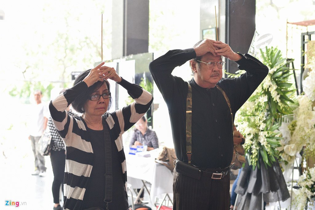 Con trai NSUT Thanh Hoang oa khoc khi ve nuoc chiu tang cha hinh anh 6