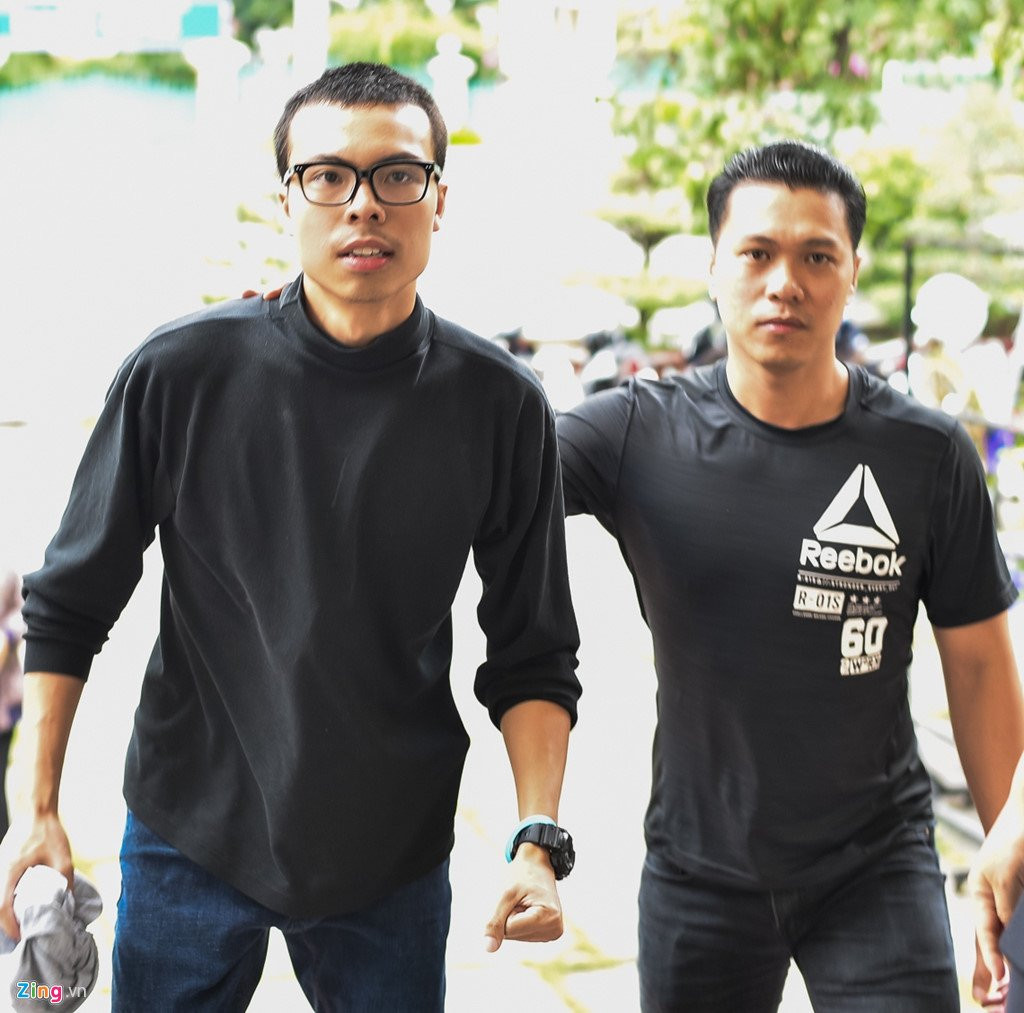 Con trai NSUT Thanh Hoang oa khoc khi ve nuoc chiu tang cha hinh anh 1