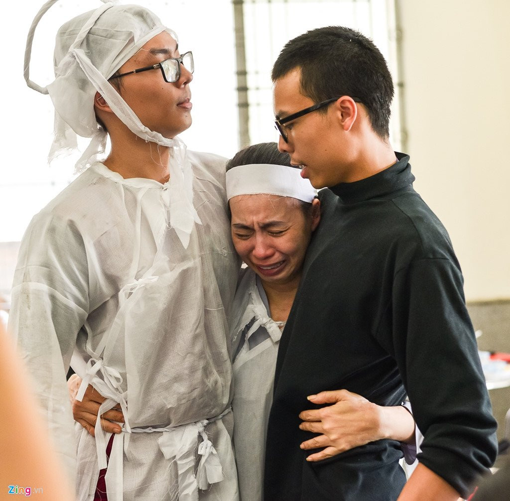 Con trai NSUT Thanh Hoang oa khoc khi ve nuoc chiu tang cha hinh anh 2