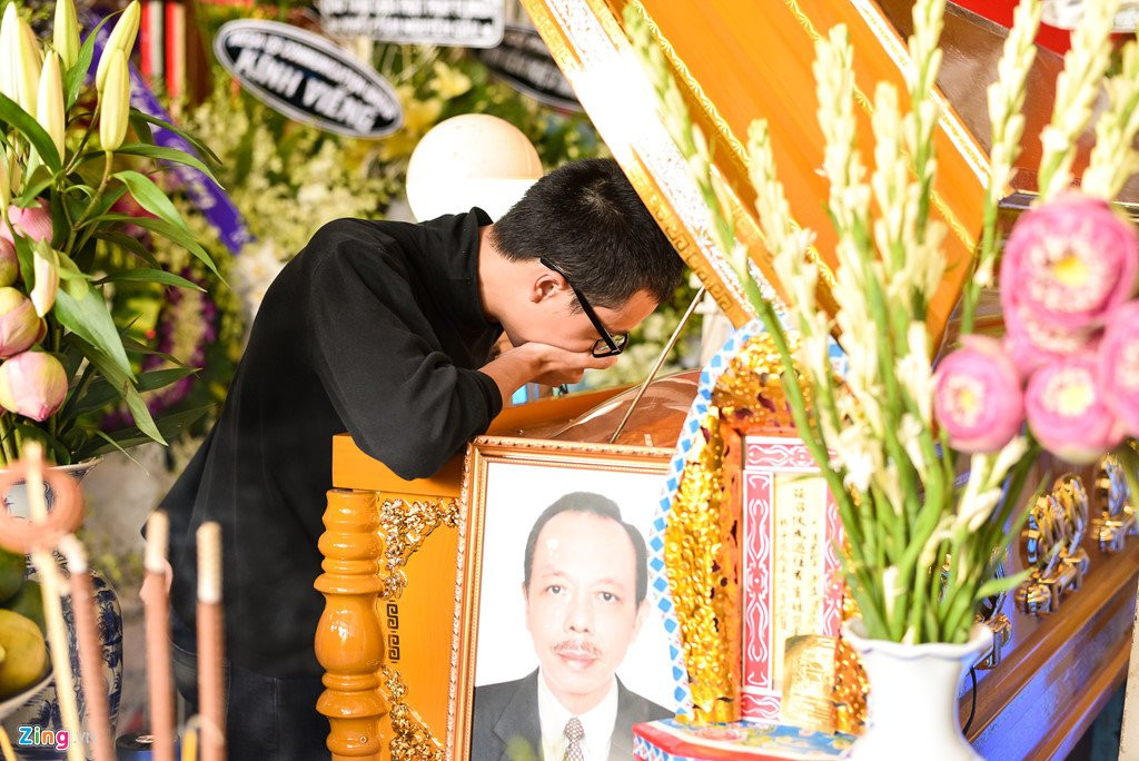 Con trai NSUT Thanh Hoang oa khoc khi ve nuoc chiu tang cha hinh anh 3