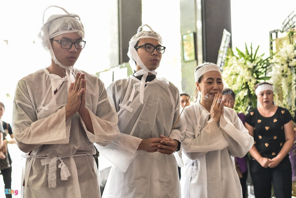 Con trai NSUT Thanh Hoang oa khoc khi ve nuoc chiu tang cha hinh anh 4