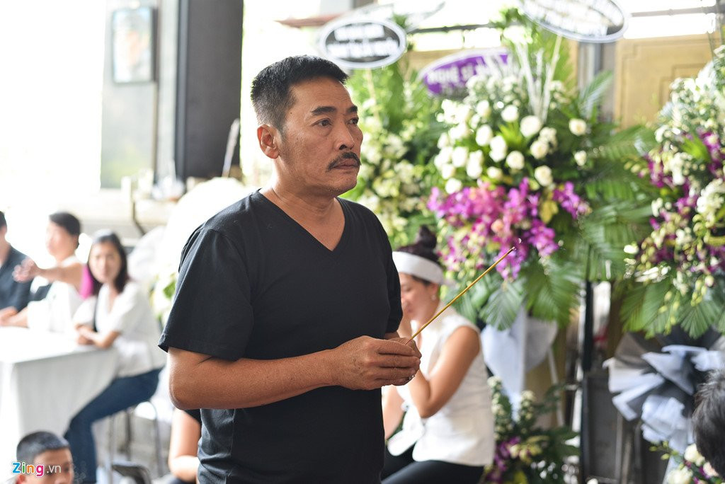 Con trai NSUT Thanh Hoang oa khoc khi ve nuoc chiu tang cha hinh anh 14