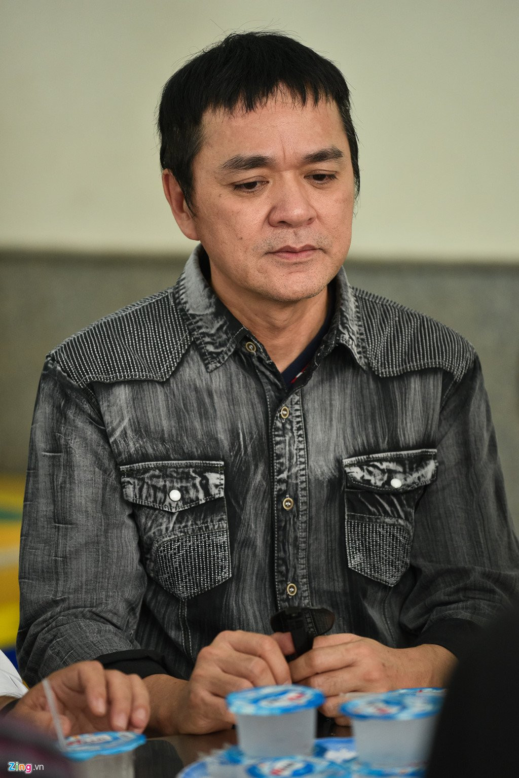 Con trai NSUT Thanh Hoang oa khoc khi ve nuoc chiu tang cha hinh anh 15