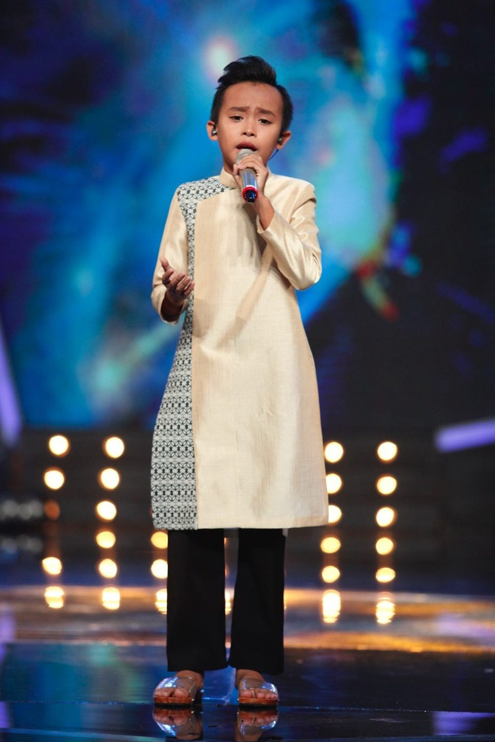 lang-nguoi-nghe-ho-van-cuong-ca-cai-luong-ve-cuoc-doi-minh 9