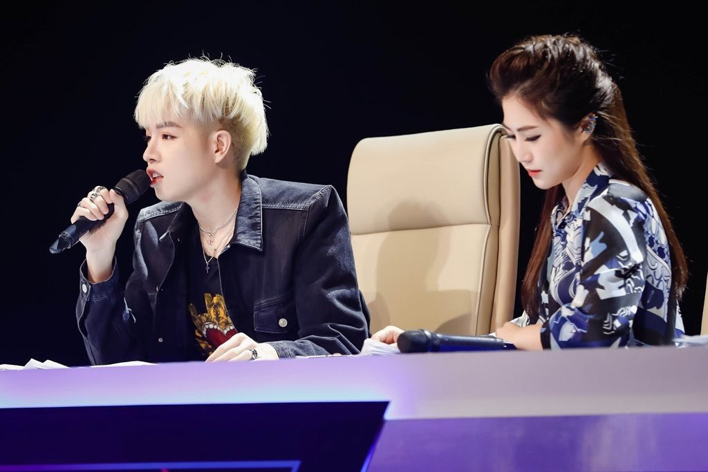 Huong Tram bi loai khoi ghe giam khao: 'Toi soc va sup do tam ly' hinh anh 1