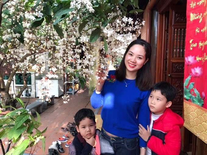 Mai Phương kết hôn với bạn trai từ thời cấp 3 - anh Nguyễn Bỉnh Khánh. Hiện cô có hai con trai, bé lớn Hải Đông lên lớp 4, còn bé Hải Long chuẩn bị vào lớp 1.