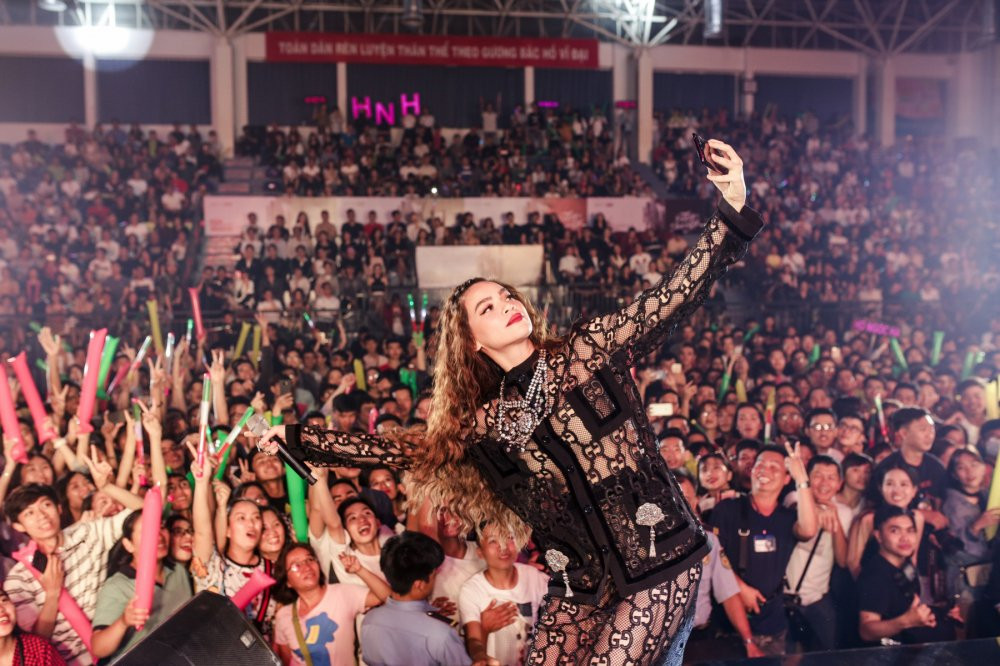 23 HO NGOC HA CHUP ANH SELFIE CUNG CAC KHAN GIA TAI FAN PARTY (1) 7