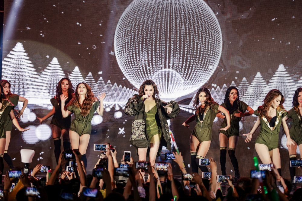 26 HO NGOC HA & DEBUT STAGE 'EM MUON ANH DUA EM VE' (11) 9