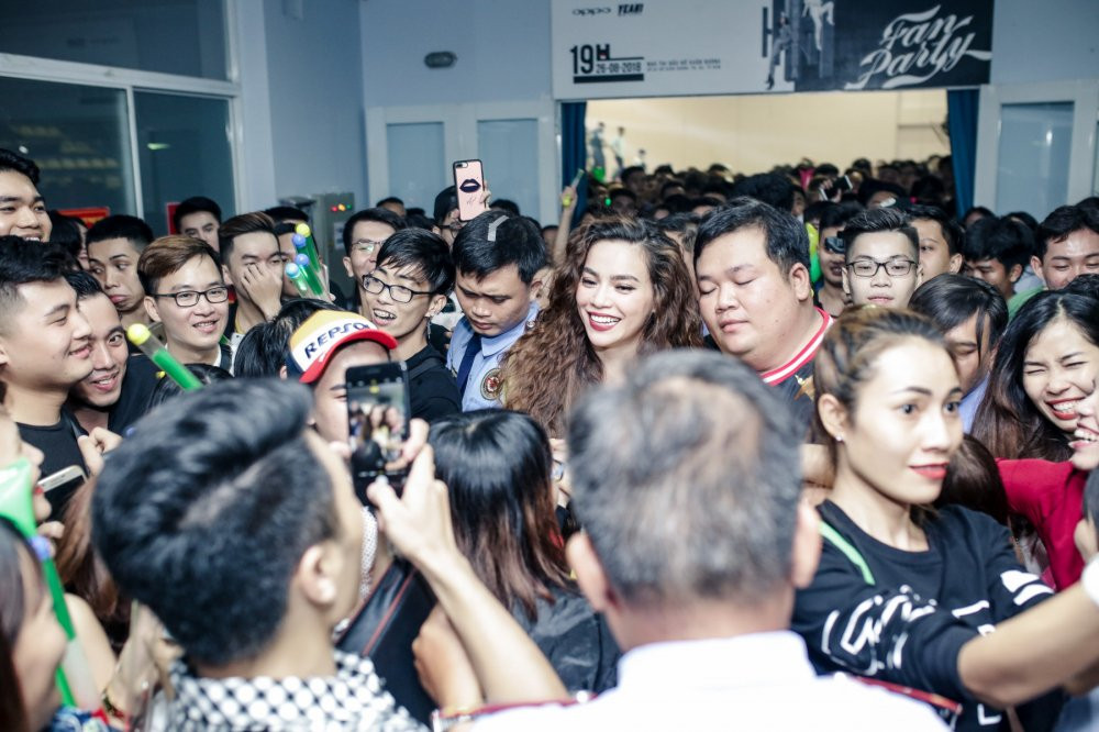 28 HO NGOC HA FANPARTY KET THUC TRONG TINH YEU THUONG CUA KHAN GIA HAM MO DANH CHO HO NGOC HA (3) 11