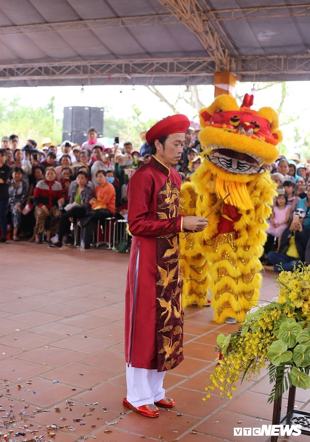 hoai linh le gio to san khau