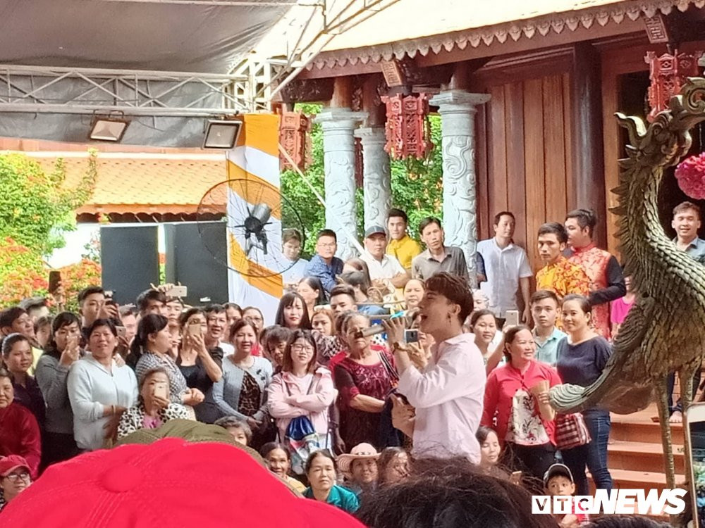 le gio to san khau tai den tho cua hoai linh (1)