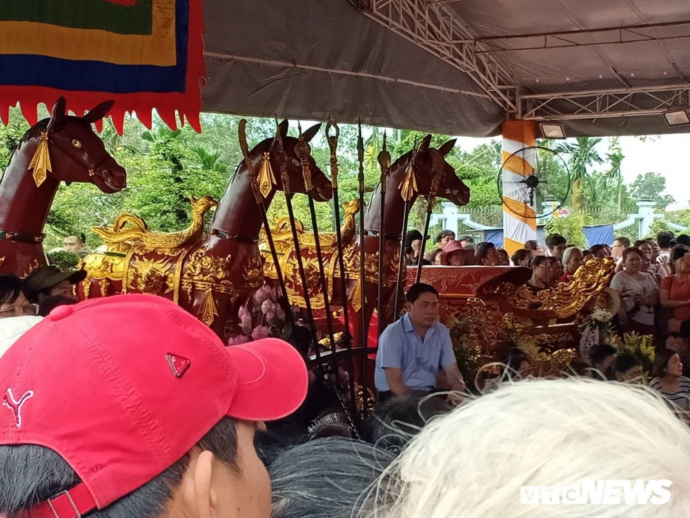 le gio to san khau tai den tho cua hoai linh (2) 3