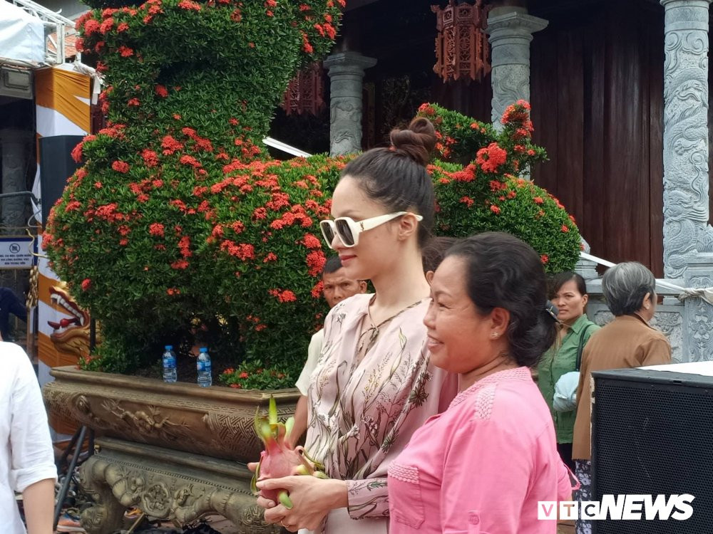 le gio to san khau tai den tho cua hoai linh (3) 3