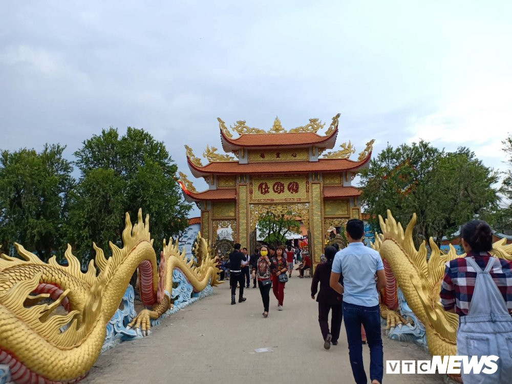 le gio to san khau tai den tho cua hoai linh (4) 5