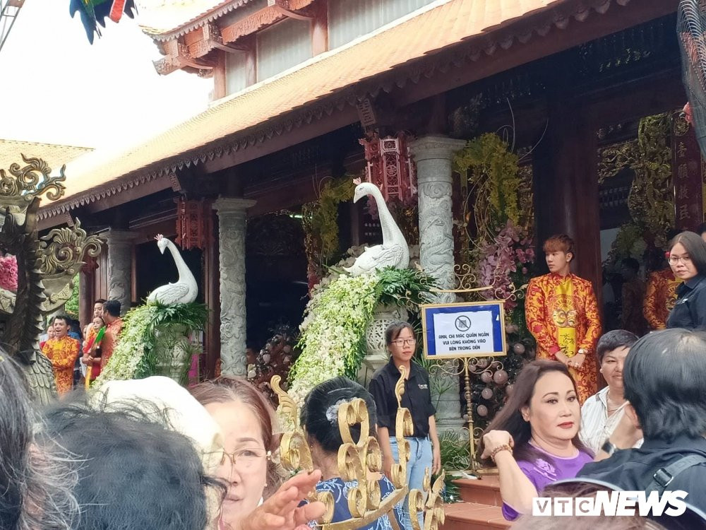 le gio to san khau tai den tho cua hoai linh (5) 5