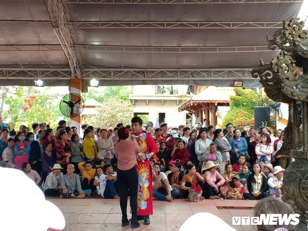 le gio to san khau tai den tho cua hoai linh (6) 7