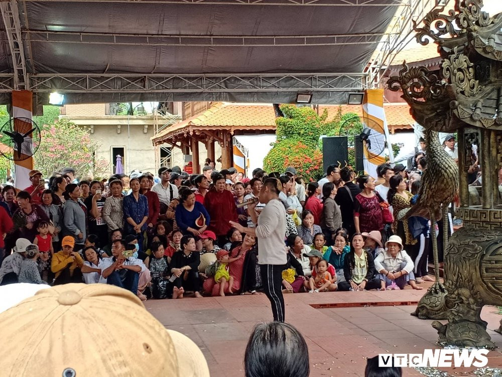 le gio to san khau tai den tho cua hoai linh (7) 7