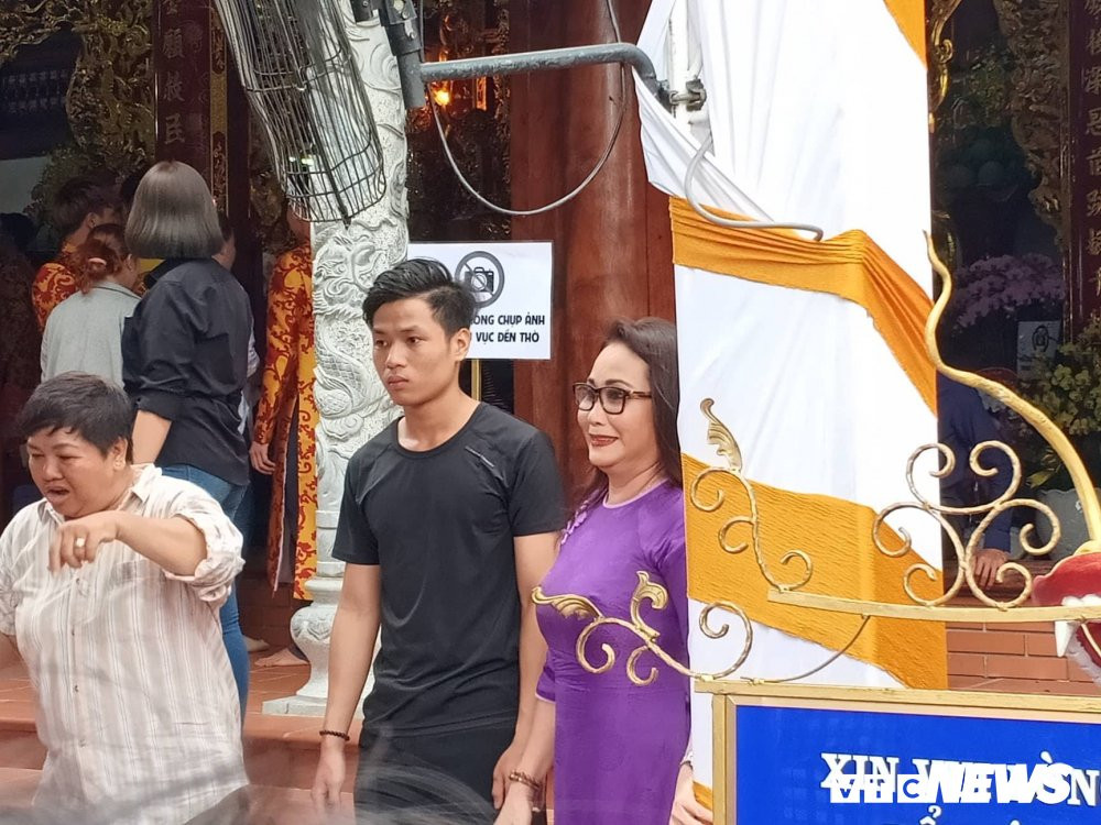 le gio to san khau tai den tho cua hoai linh (8) 9