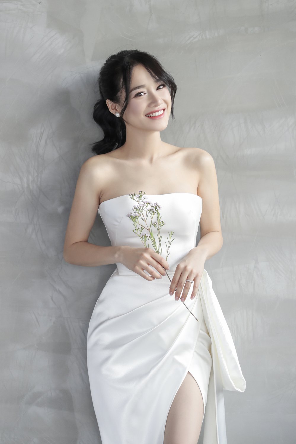 Loạt ảnh hậu trường thử váy cưới đẹp như mơ của Nhã Phương chính thức được  hé lộ