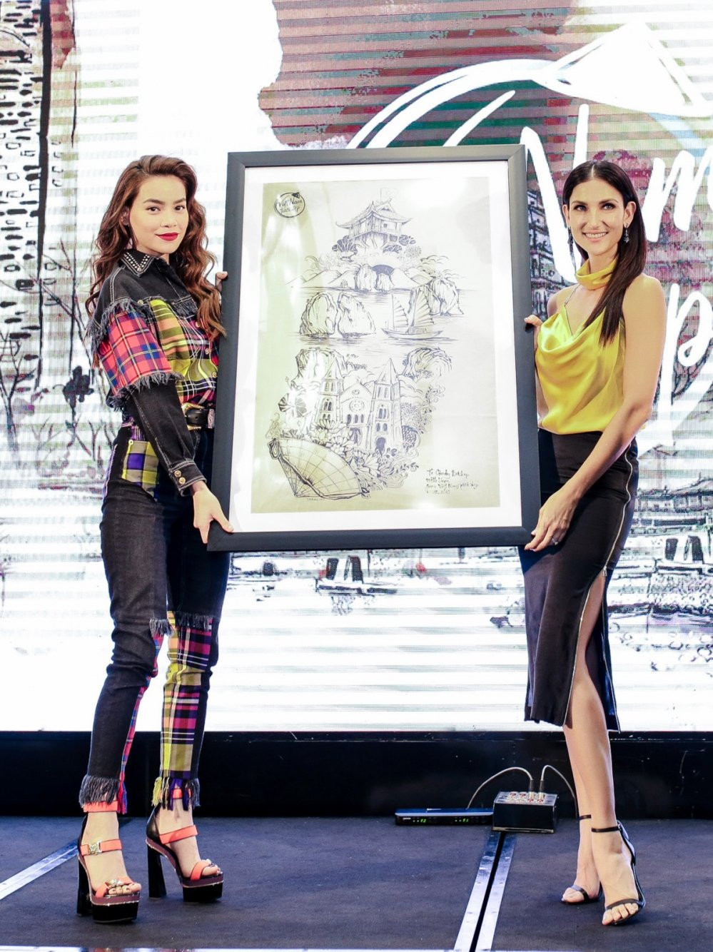 cindy bishop do sac ho ngoc ha (8) 3