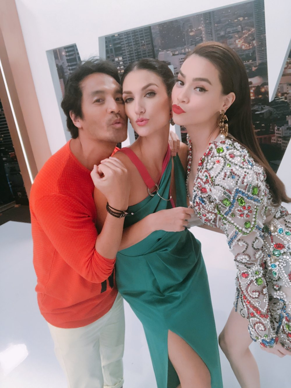 ho ngoc ha lam giam khao asia next top model (1)