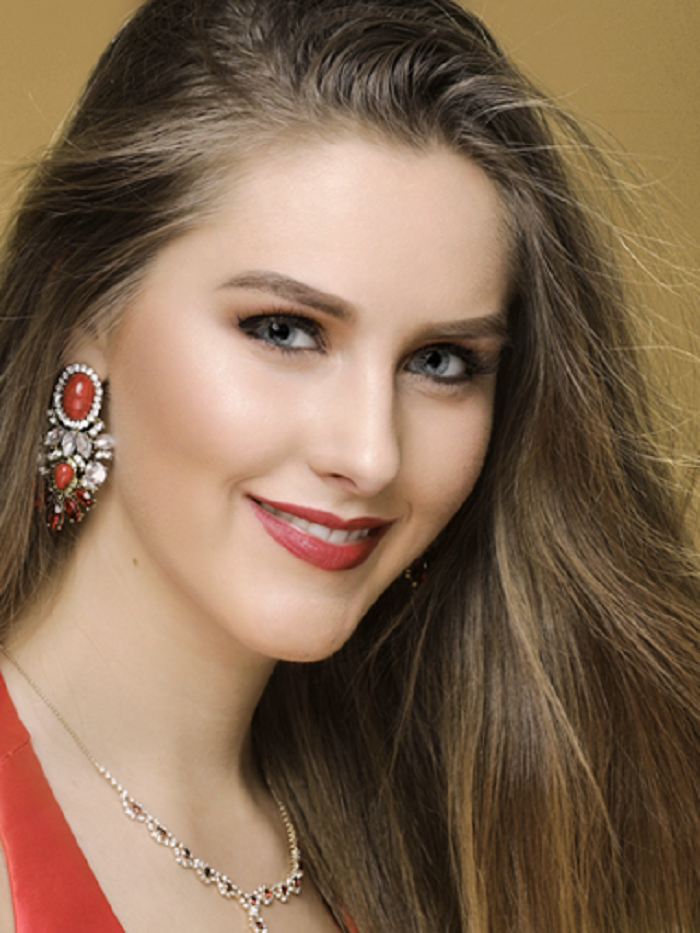 be boi cua hoa hau trai dat 3