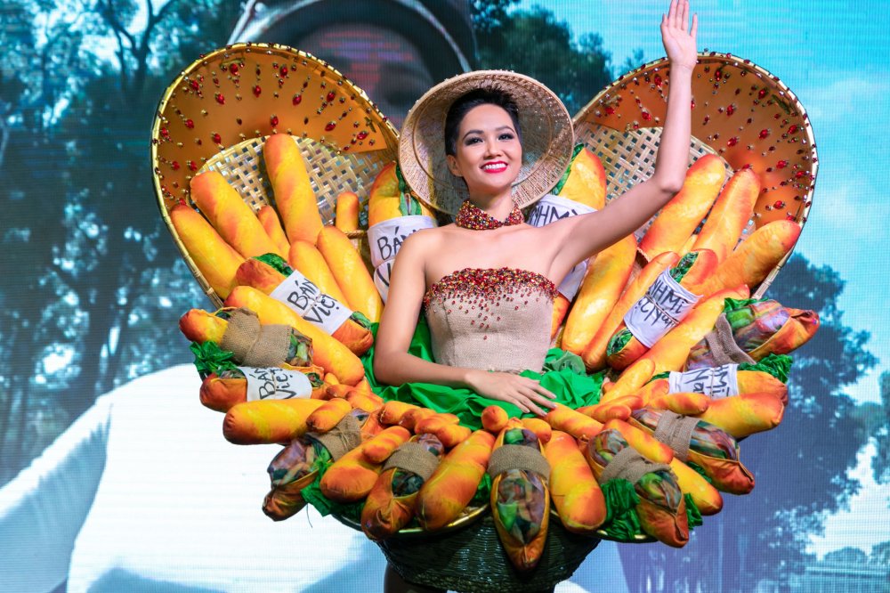 National Costume chinh thuc cua Hen tai MU 2018_Banh mi (9) 3