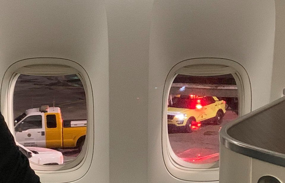 dan truong gap su co o san bay (1)