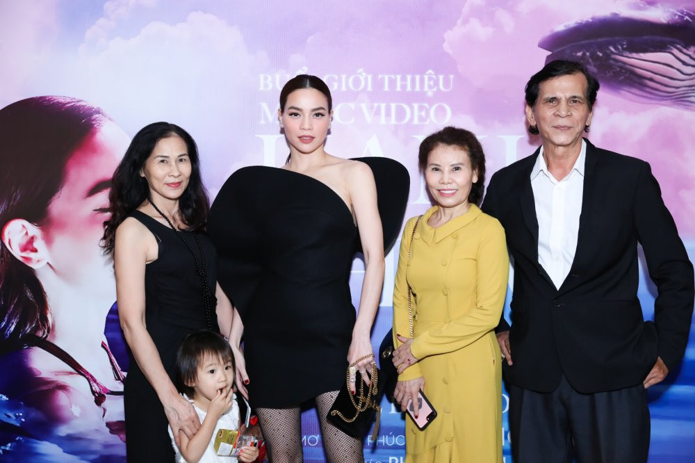 HO NGOC HA & BA ME CUNG NGUOI THAN 3