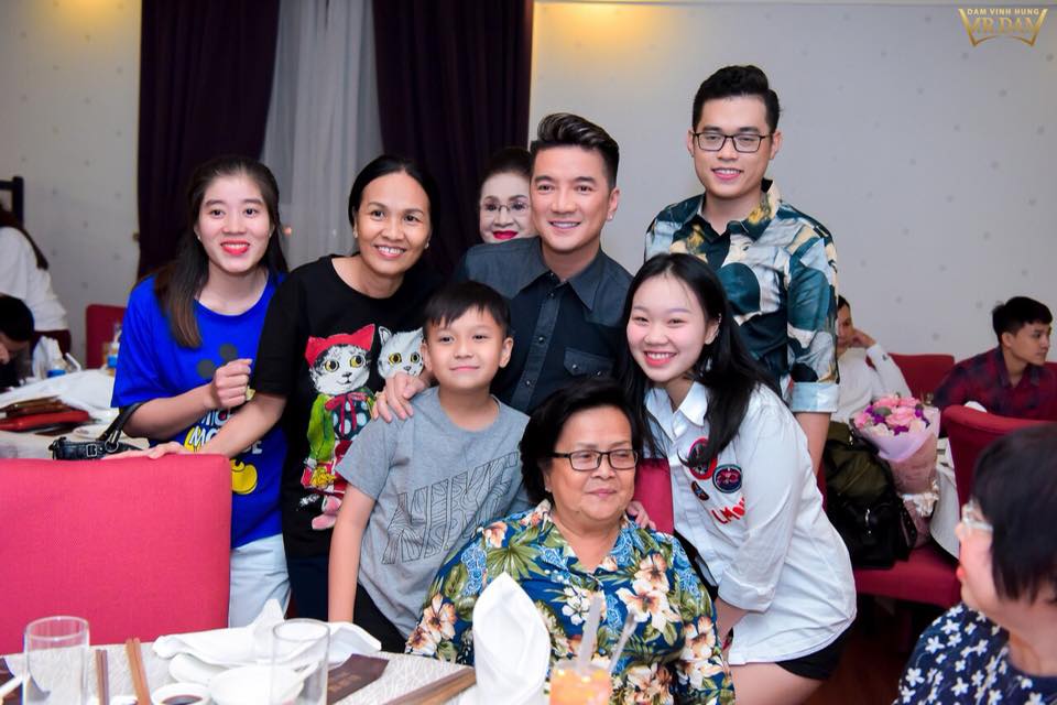 dam vinh hung to chuc sinh nhat cho me (1)